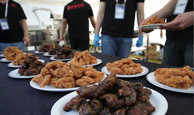 23일 서울 용산 대통령실 잔디마당에서 열린 '2023 대한민국 중소기업인대회' 만찬에 치킨이 차려져 있다./연합뉴스