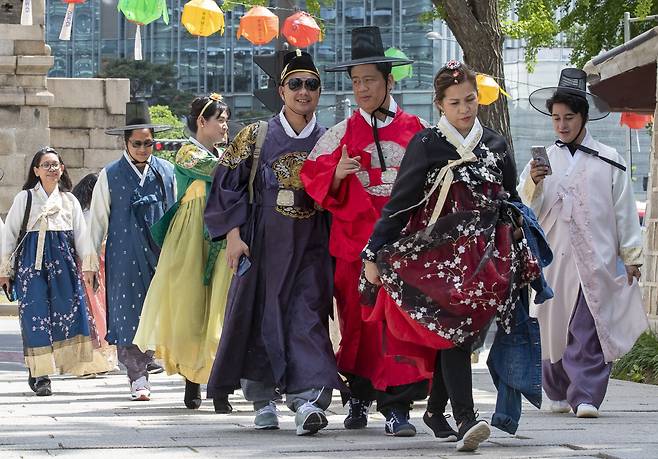 2023년 5월 24일 오후 서울 경복궁 주변에서 한복을 차려 입은 외국인 관광객들이 걸어가고 있다./김지호 기자