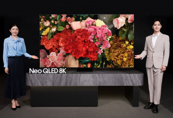 삼성전자 모델이 Neo QLED 8K 2023년형 신제품을 소개하고 있는 모습. 삼성전자 제공