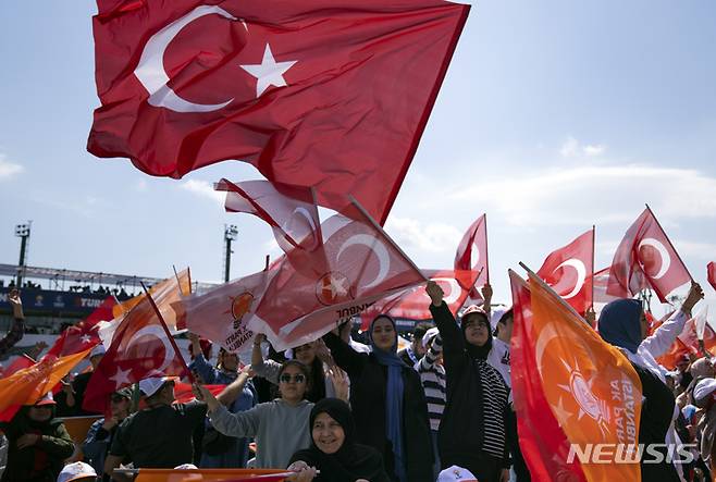 [이스탄불=AP/뉴시스] 레제프 타이이프 에르도안 대통령의 지지자들이 7일(현지시각) 튀르키예 이스탄불에서 열린 그의 선거 유세에 참석해 국기를 흔들고 있다. 2023.05.08