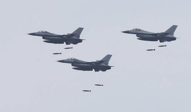 F-16(Fighting Falcon·파이팅 팔콘)이 탐지된 적 포병 갱도와 지휘·지원시설을 향해 항공탄을 투하하는 모습. 국방일보 제공