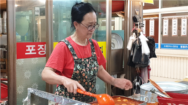 충주 중앙어울림시장 ‘오뚜기 분식’ 민기순 사장