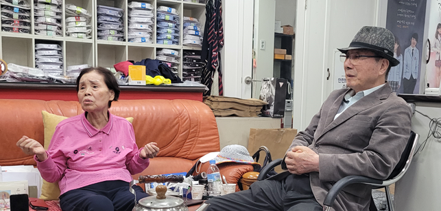 충주 중앙어울림시장 ‘자매학생복’ (좌) 박명자 사장, (우) 차순갑 사장