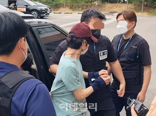 동거하던 여성을 살해한 혐의를 받는 30대 남성 A씨가 서울 금천경찰서로 들어서고 있다.(사진=조민정 기자)