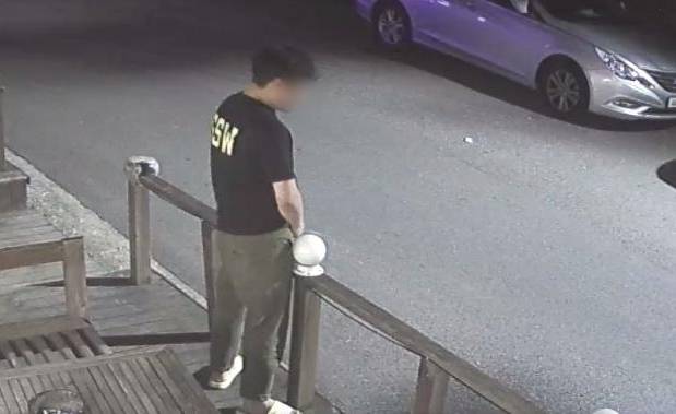 한 음식점 테라스에서 노상방뇨를 한 남성이 누리꾼들의 뭇매를 맞고 있다. ('보배드림' 갈무리)
