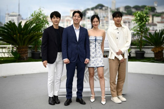 Actress Song Joong-ki flashed a big smile at Cannes Movie Made photocol.Song Joong-ki attended the 76th Cannes International Movie Festivals Movie Hwaran photocol event held at the Cannes Palais des Festivals in France on the 25th (local time).Song Joong-ki, wearing a black inner jacket and matching white pants with a clean dandy look, greeted with a big smile and waved his hand.Especially with the boyish visuals shining, The Wedding Ring caught the eye on his left ring finger.Movie Hwaran is a noir drama about a boy who wants to escape from a hellish reality and meets the middle boss cheigan (Song Joong-ki) of the organization and joins the dangerous world.Hwaran, which was sold to Europe and other countries as soon as it was unveiled at Cannes Market, was unveiled for the first time in the world at the Salle Debussy at 11 am on the 24th (local time).When the movie ended, the local reaction was hot, with cheers and applause pouring from the audience before the ending credits went up.After finishing the premiere, Song Joong-ki said, After watching the movie, I am satisfied that it seems to be deeper than the feelings I felt in the script.Especially in the reservoir scene, when I saw the expression of looking at the cheekans ear from behind, I was convinced that the feeling I felt when I first read this script was right, and I thought, You did a good job on this movie.I would like to thank all our staff actors and hope that Hwaran will receive a lot of love. Song Joong-ki was originally scheduled to attend the premiere with his wife, Katie Leung Louise Saunders, but Katie Leung, who is nine months pregnant, decided the violent scenes in the movie would not be good.It was reported that he accompanied Khan, but did not attend the premiere.