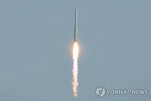 25일 오후 전남 고흥군 나로우주센터에서 국내 처음으로 실용 위성을 탑재해 3차 발사된 누리호(KSLV-Ⅱ)가 우주로 향하고 있다. 연합뉴스