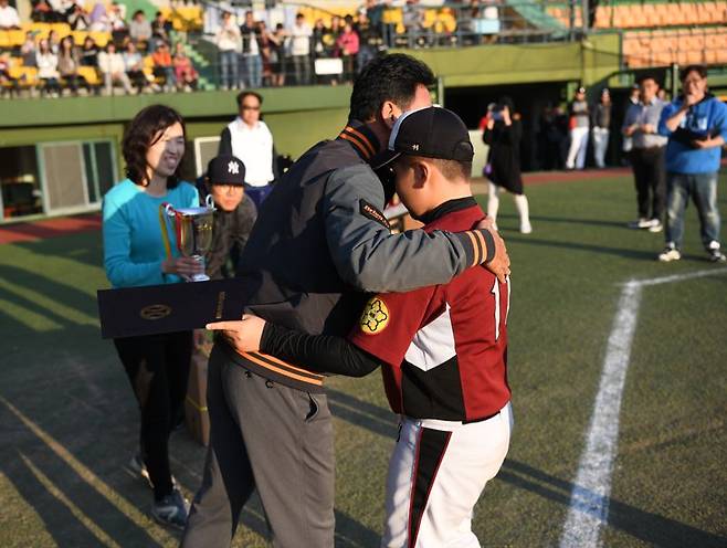 한화 이글스기에서 어린 선수들을 격려하는 이상군 감독 (사진 = 전상일)