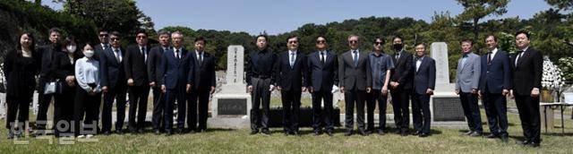 23일 서울 동작구 국립서울현충원에서 열린 장후이린·웨이시팡 선생 추도식 참석자들이 행사 후 기념촬영을 하고 있다. 안다은 인턴기자