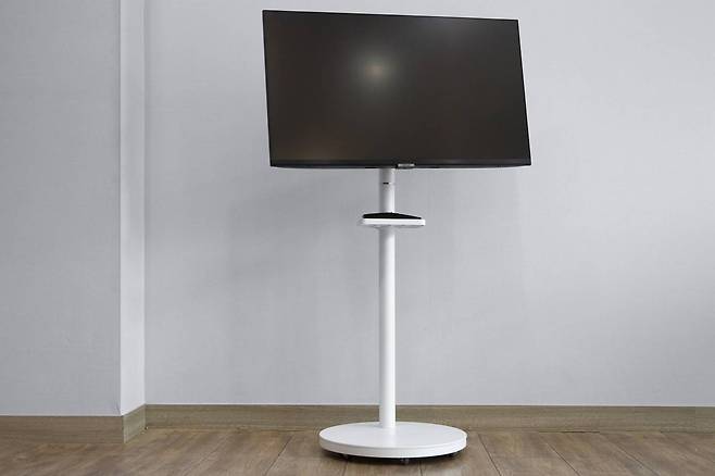 카멜마운트 SMB32 이동형 모니터 스탠드, 높이가 1천132mm라서 TV를 달면 허리 높이까지 온다. 출처=IT동아