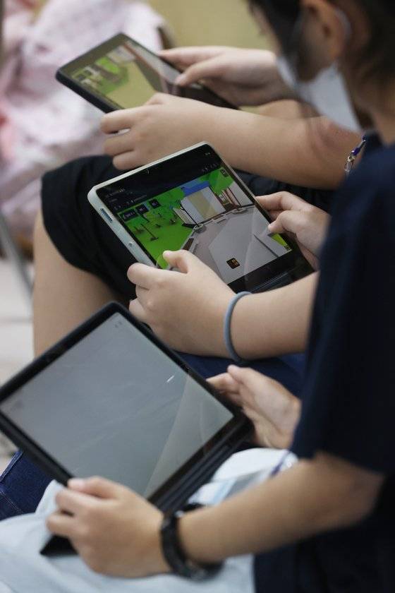 지난해 9월 22일 오전 서울 강남구 코엑스에서 열린 '2022 에듀테크 코리아 페어'에서 참관 학생들이 메타버스 프로그램을 체험하고 있다. 연합뉴스