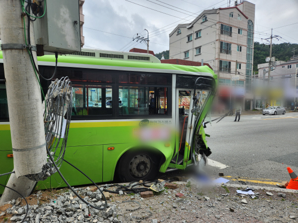 26일 오후 2시28분께 경남 창원시 진해구 용원동 한 거리에서 시내버스가 전신주를 들이받았다. 사진은 사고 현장. 독자 제공