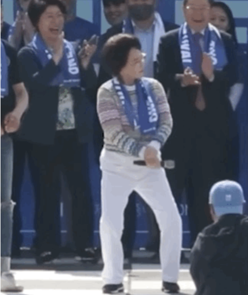 지난 10일 가천대학교 이길여 총장이 가수 싸이의 강남스타일 춤을 추고 있다. [사진 영상= 가천대학교]
