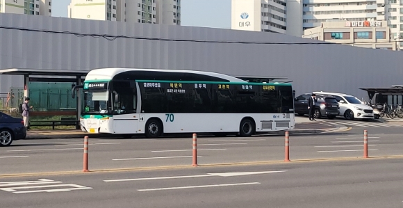 26일 오전 7시45분쯤 걸포북변역 앞 정거정에서 승객을 태우고 김포공항역 방향으로 진행중인 70버스.