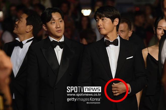 ▲ 칸 영화제에 반지를 착용하고 등장한 송중기. ⓒ게티이미지