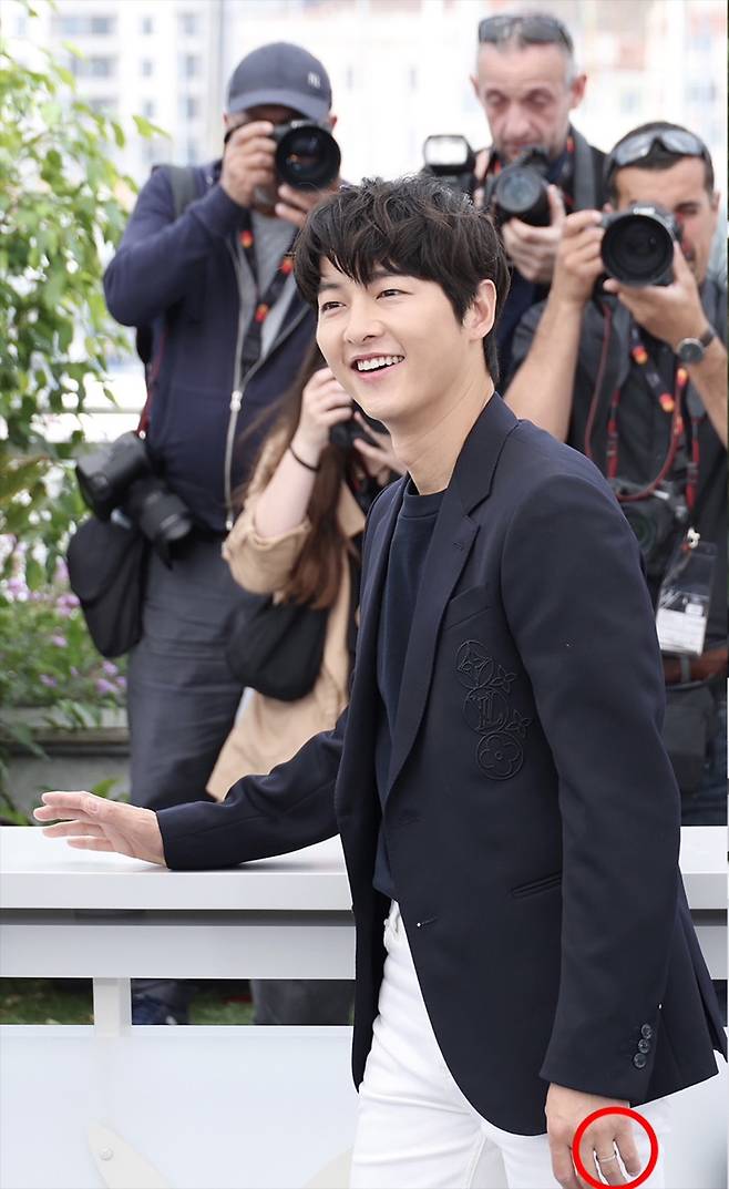 ▲ ▲ 칸 영화제에 반지를 착용하고 등장한 송중기.제공| 플러스엠 엔터테인먼트