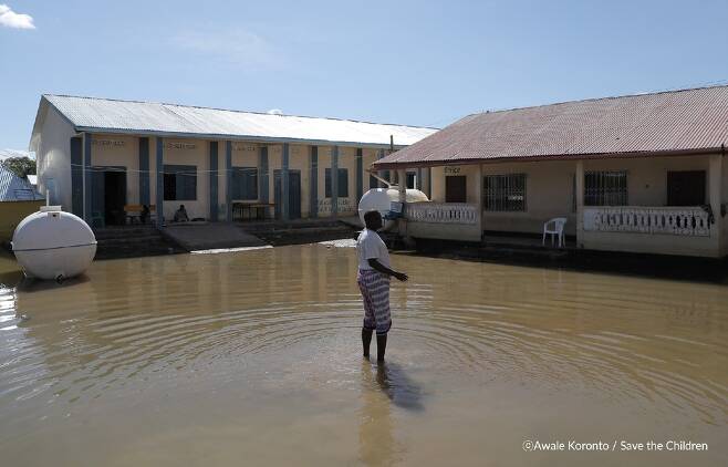 홍수로 물에 잠긴 소말리아 남부의 한 학교 [세이브더칠드런 제공. 재판매 및 DB 금지]