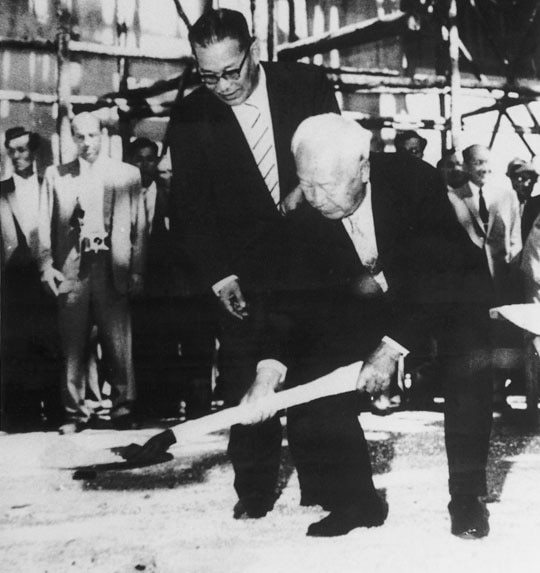 1959년 이승만 대통령이 한국 최초 원자력 연구소 건물 착공식에서 첫 삽을 뜨고 있다. /인터넷 이승만 기념관