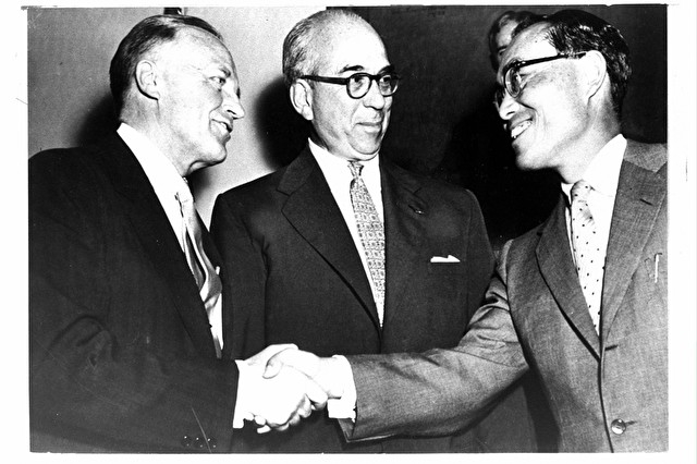 1955년 미일 원자력 협정에 조인하는 양국 대표.