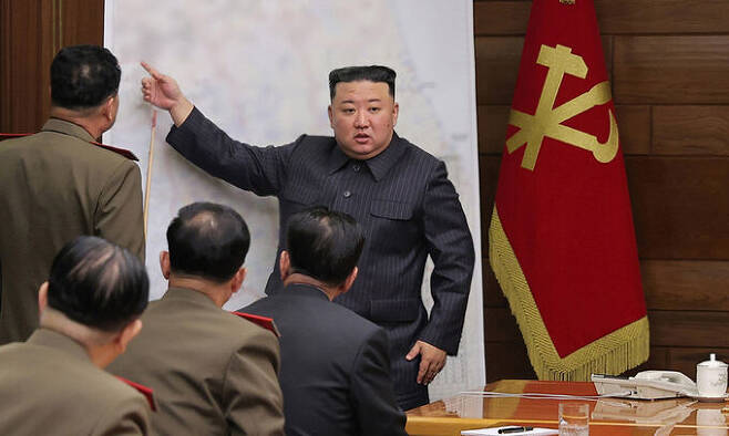 북한 당중앙군사위 회의 주재하는 김정은 국무위원장. 평양=조선중앙통신·연합뉴스
