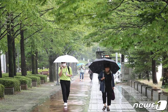 충남 부여와 보령, 서천에 호우주의보가 발표된 가운데 많은 비가 내리고 있다./뉴스1 ⓒ News1 김기태 기자