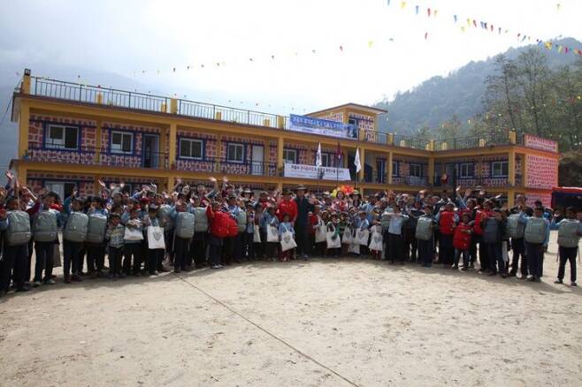 네팔 동쪽 끝에 있는 푸룸부 휴먼스쿨. 네팔에 12번째로 완공한 학교이다. 출처=엄홍길 휴먼재단