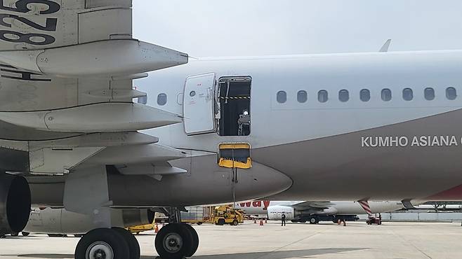 제주에서 대구로 오던 아시아나 항공기가 대구공항 상공에서 착륙 전 문이 열려 승객 10명이 호흡곤란 증세를 보이다 이중 6명이 병원으로 이송됐다.
26일 대구시에 따르면 이날 제주발 대구행 아시아나 항공기가 착륙시 문이 열리면서 승객들이 호흡곤란 증세를 보이는 등 아찔한 상황이 연출됐다. 이중 증세가 계속된 6명은 즉각 병원으로 이송, 치료 중이다.
사진은 26일 오후 대구공항에 강제 개방된 채 착륙한 항공기 모습. 2023/5.26/뉴스1