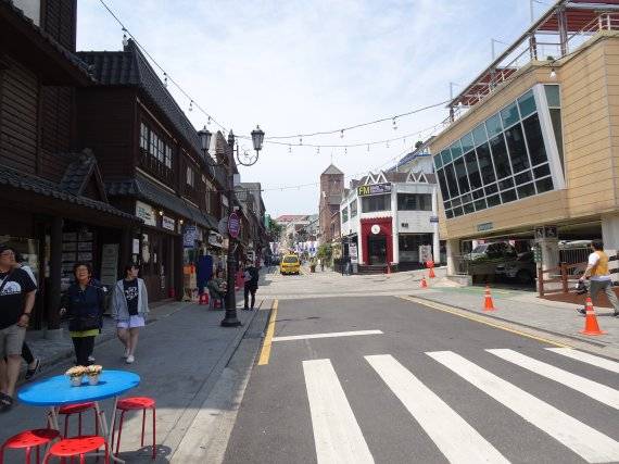 인천 중구청 앞에 조성된 개항장 거리 전경.