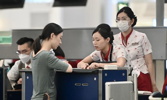중국의 한 공항에서 홍콩 최대 항공사인 캐세이퍼시픽 직원이 탑승객과 대화를 하고 있다. 중국에선 캐세이퍼시픽 승무원이 영어에 미숙한 중국인 승객을 조롱한 대화 녹음이 21일 공개되며 논란이 일고 있다. 글로벌타임스 캡처