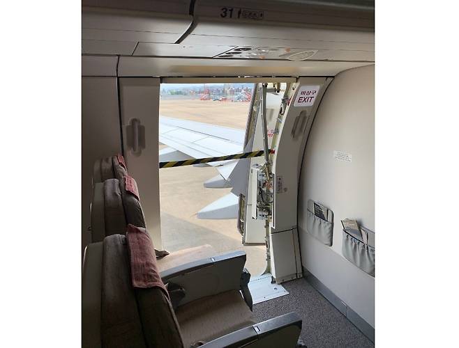 출입문이 열린 상태에서 착륙한 아시아나 항공기