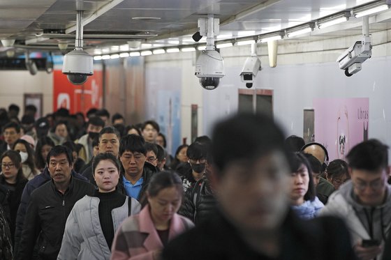 중국 베이징에서 시민들이 출근을 위해 지하철 역으로 걸어가는 있다. AP=연합뉴스