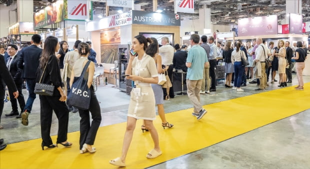 세계 각국에서 온 주류업체 관계자와 와인 애호가들이 지난 23일 싱가포르 마리나베이샌즈(MBS) 컨벤션센터에서 열린 ‘비넥스포 아시아 2023’ 전시회장을 둘러보고 있다. 비넥스포지움 제공