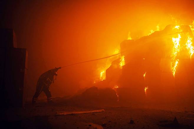 러시아가 28일(현지시간) 새벽 우크라이나 수도 키이우를 향한 대규모 드론 공습으로 인해 한 건물이 불길에 휩싸여 있다. [AFP]