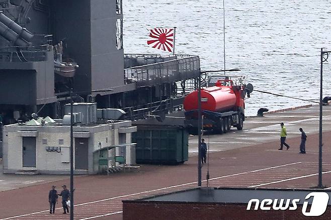 29일 오전 부산 남구 해군작전기지에 일본 해상자위대 호위함 하마기리함이 욱일기의 일종인 자위함기를 게양한 채 입항했다. 일본 함정은 오는 31일 제주 동남방 공해상에서 한국 정부가 주최하는 다국적 해양 차단훈련에 참가한다. 2023.5.29/뉴스1 ⓒ News1 윤일지 기자