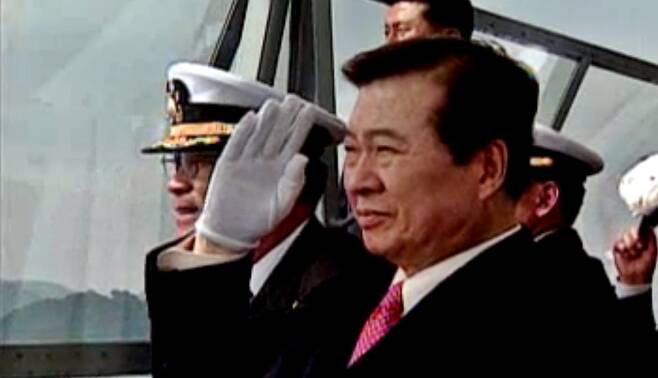 1998년 김대중 대통령이 한국 해군 주관으로 개최된 국제관함식에 참가한 미국, 일본, 인도 등 각국 함정을 사열하며 경례하고 있다. /청와대 조선일보DB