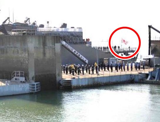 2017년 10월 일본 함대의 평택항 입항을 촬영한 한국 해군 사진. 일본 함대 고물 부분에 자위함기(빨간 원)가 달려 있다. 당시 정부는 이 입항 행사를 국민에 알리지 않았다. /독자제공