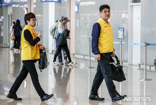 외교부 신속대응팀 단장인 정강 해외안전관리기획관을 비롯한 외교부 관계자가 29일 오후 인천국제공항 제2터미널에서 괌으로 출국하고 있다. 뉴시스