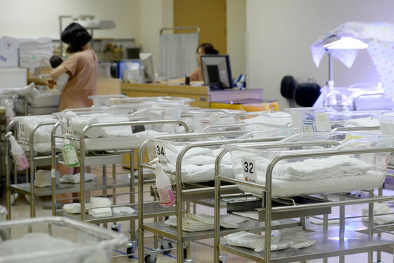 한 병원의 신생아실 모습. 뉴스1