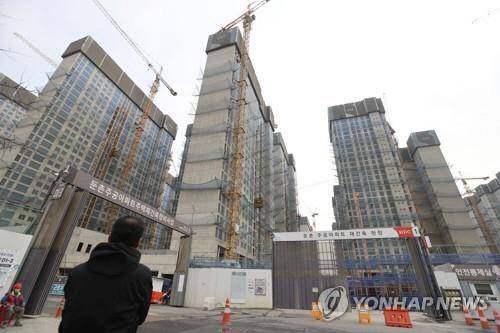 전매제한 기간이 1년으로 단축된 올림픽파크 포레온(둔촌주공) 공사 현장 모습. 사진 연합뉴스