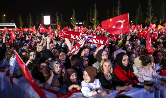 튀르키예 국민들이 28일(현지시간)대선 결선투표에서 레제프 타이이프 에르도안 튀르키예 대통령이 승리한 결과가 나온 후 이스탄불 거리에서 집회를 갖고 있습니다. 로이터 연합뉴스