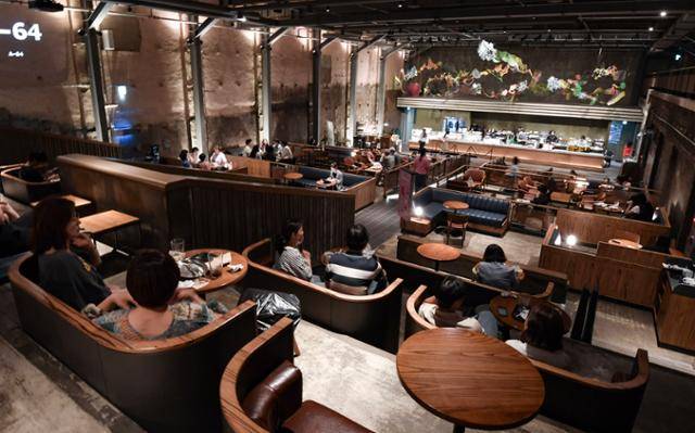 24일 서울 동대문구 경동시장에 위치한 '스타벅스 경동1960점'을 찾은 방문객들이 커피를 즐기며 여가 시간을 보내고 있다. 안다은 인턴기자