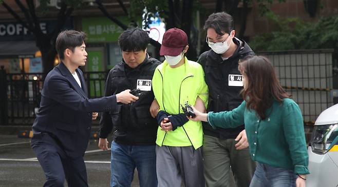 교제 폭력으로 경찰 조사를 받은 직후 연인을 살해한 혐의로 구속영장이 청구된 김모씨가 28일 영장실질심사를 받기 위해를 서울 양천구 서울남부지법으로 들어오고 있다. 권도현 기자