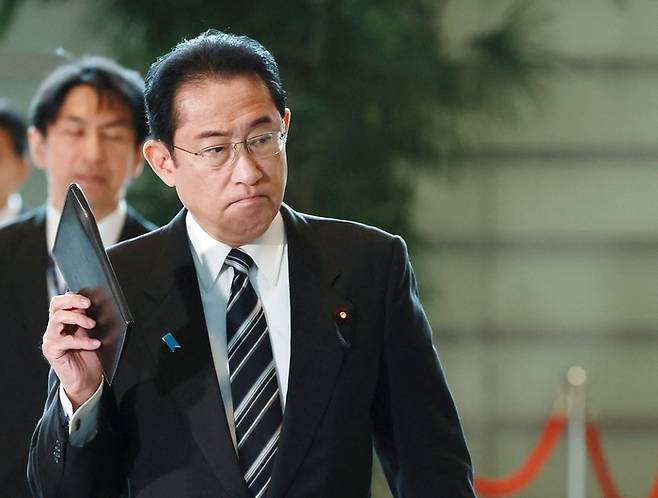 기시다 후미오 일본 총리가 29일 북한의 위성 발사 계획에 관해 취재진의 질문을 받고 있다. AFP연합뉴스