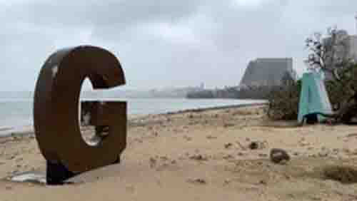 태평양 휴양지 괌을 강타한 ‘슈퍼 태풍’ 마와르 영향으로 투몬만에 설치된 조형물이 파손돼 있다. 연합뉴스