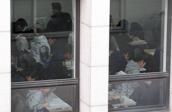 변호사시험 응시자들이 시험을 치르는 모습. 국제신문 DB