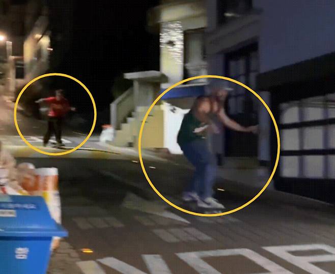 지난 20일 외국인 남성 2명이 서울 용산구 이태원 경리단길에서 스케이트보드를 타고 질주하다가 마주 오던 트럭에 부딪히는 모습. /사진=온라인 커뮤니티 갈무리