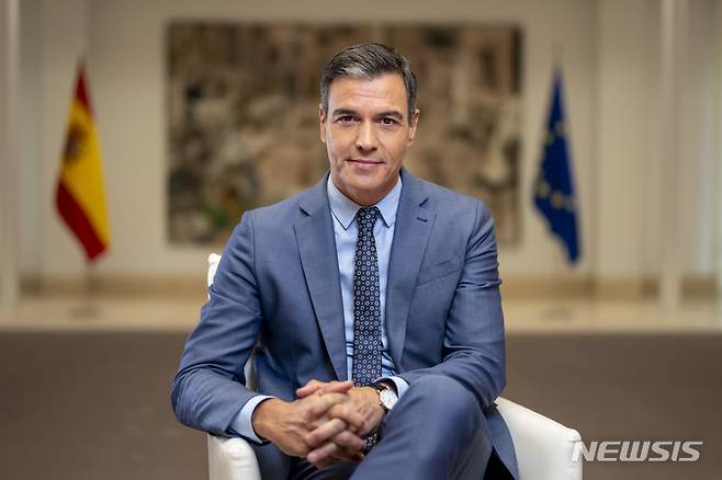 [AP/뉴시스] 스페인의 산체스 총리가 2022년 6월 몽클로아 궁에서 초상화를 위해 포즈를 취하고 있다. 2023. 05. 29.