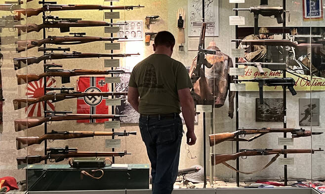 미국 버지니아주 페어팩스에 위치한 전미총기협회(NRA) 국립총기박물관에서 18일(현지시간) 관람객이 전시된 총기를 둘러보고 있다. 페어팩스=박영준 특파원