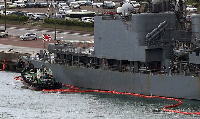 일본 해상자위대 호위함 하마기리함이 29일 자위함기(욱일기)를 게양한 채 부산 남구 해군작전사령부 기지에 정박해 있다. 이 함정은 31일 한국 주최로 제주도 남방 공해상에서 실시하는 다국적 해상차단훈련 ‘이스턴 앤데버23’에 참가할 예정이다. 국내 시민단체들은 제2차 세계대전 당시 일본군이 쓴 욱일기를 ‘전범기’라고 부르며 사용해선 안 된다는 주장을 펴고 있다. 부산=뉴시스