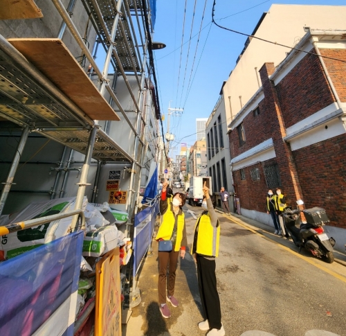 서울 서초구 관계자와 주민이 공사 현장의 안전을 점검하고 있는 모습. 서초구 제공